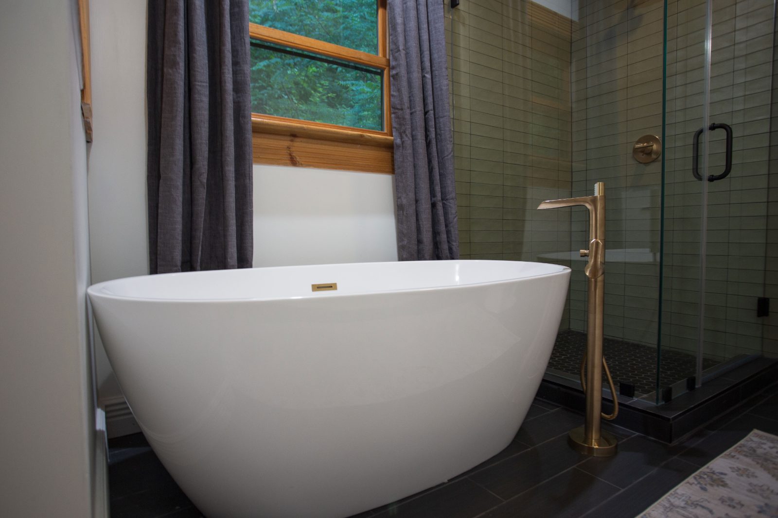 Freestanding soaking tub