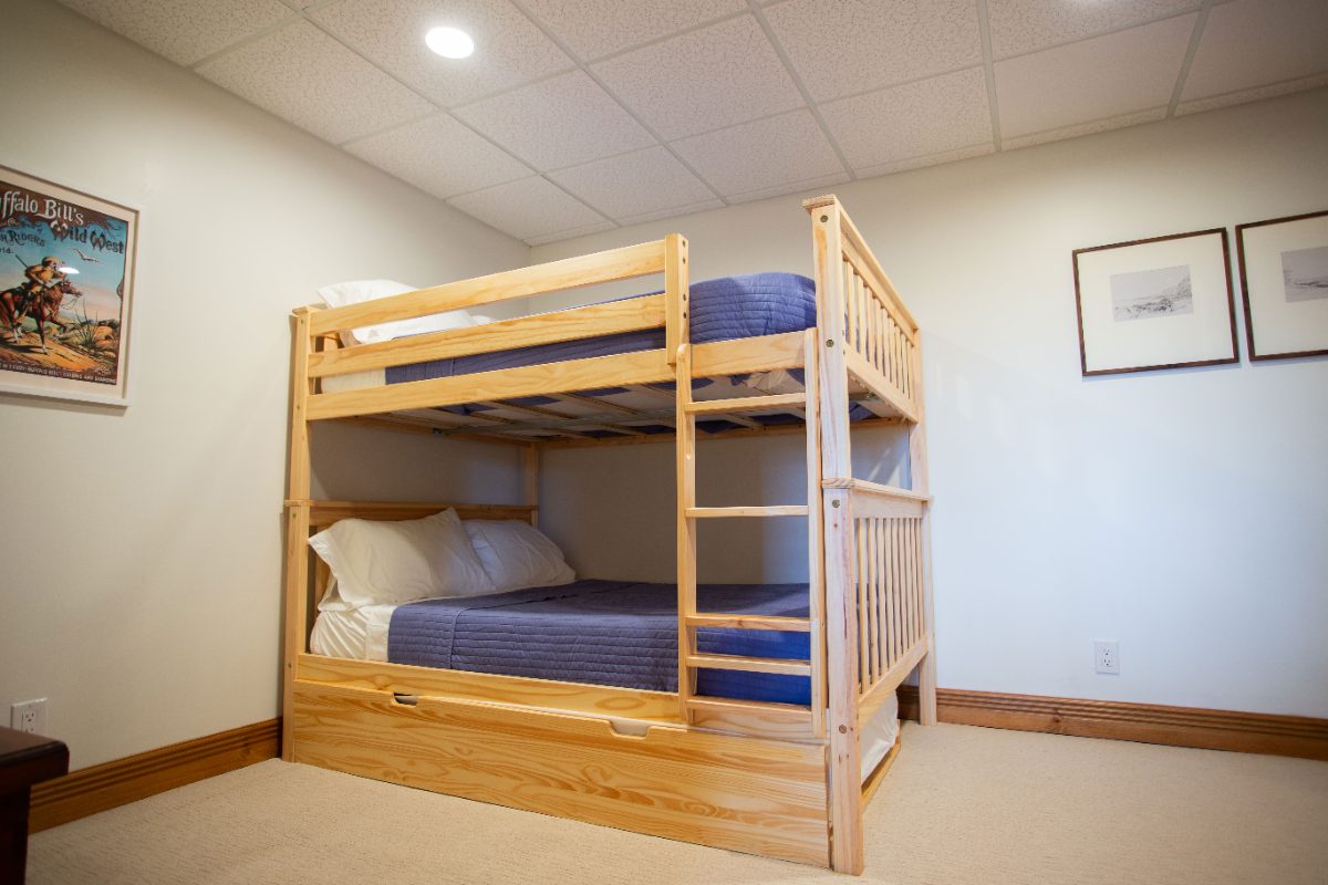 Bunk room — twin over twin
