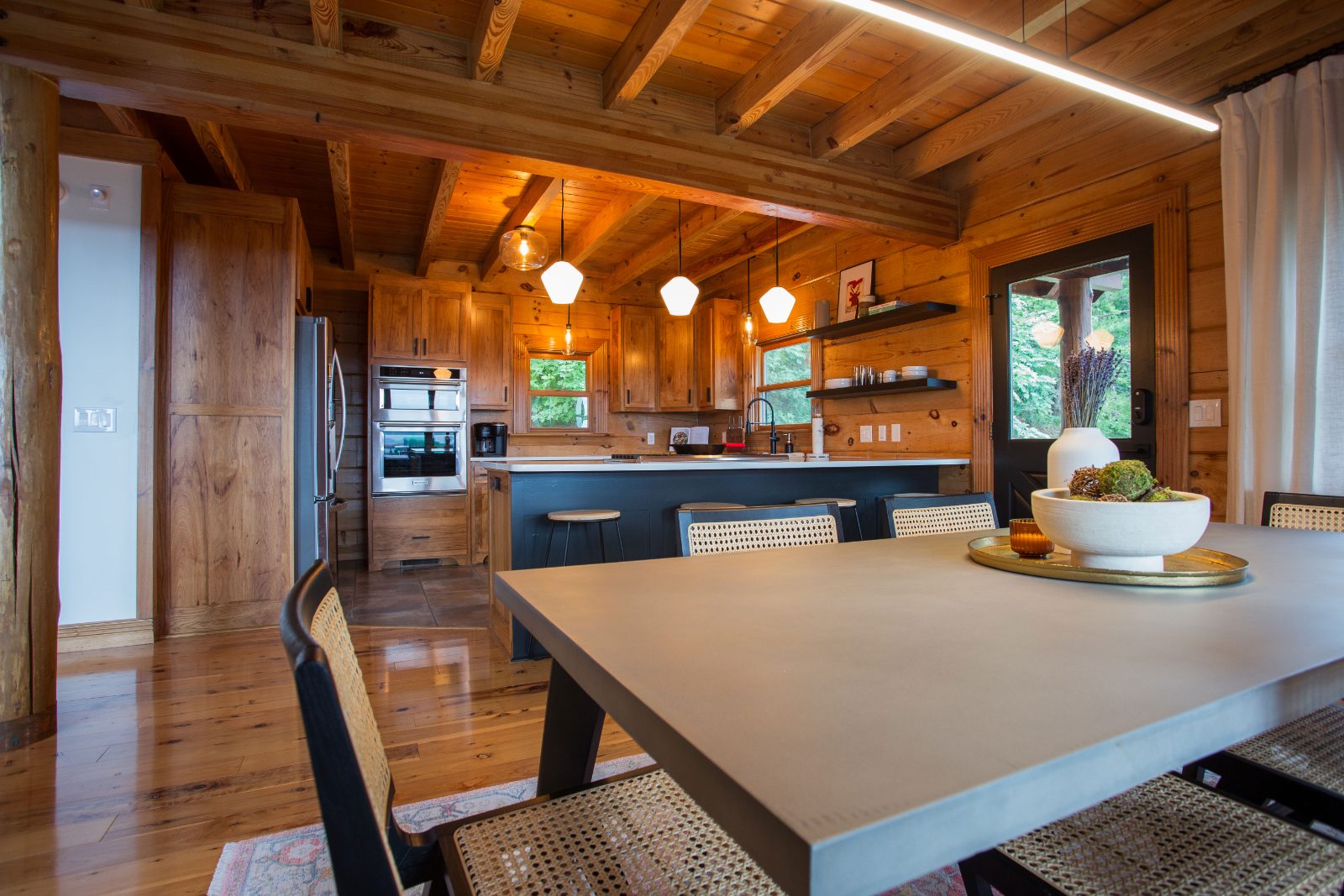 Fully equipped kitchen with concrete-top dining table