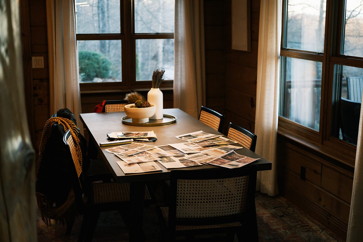 The dining table by the window